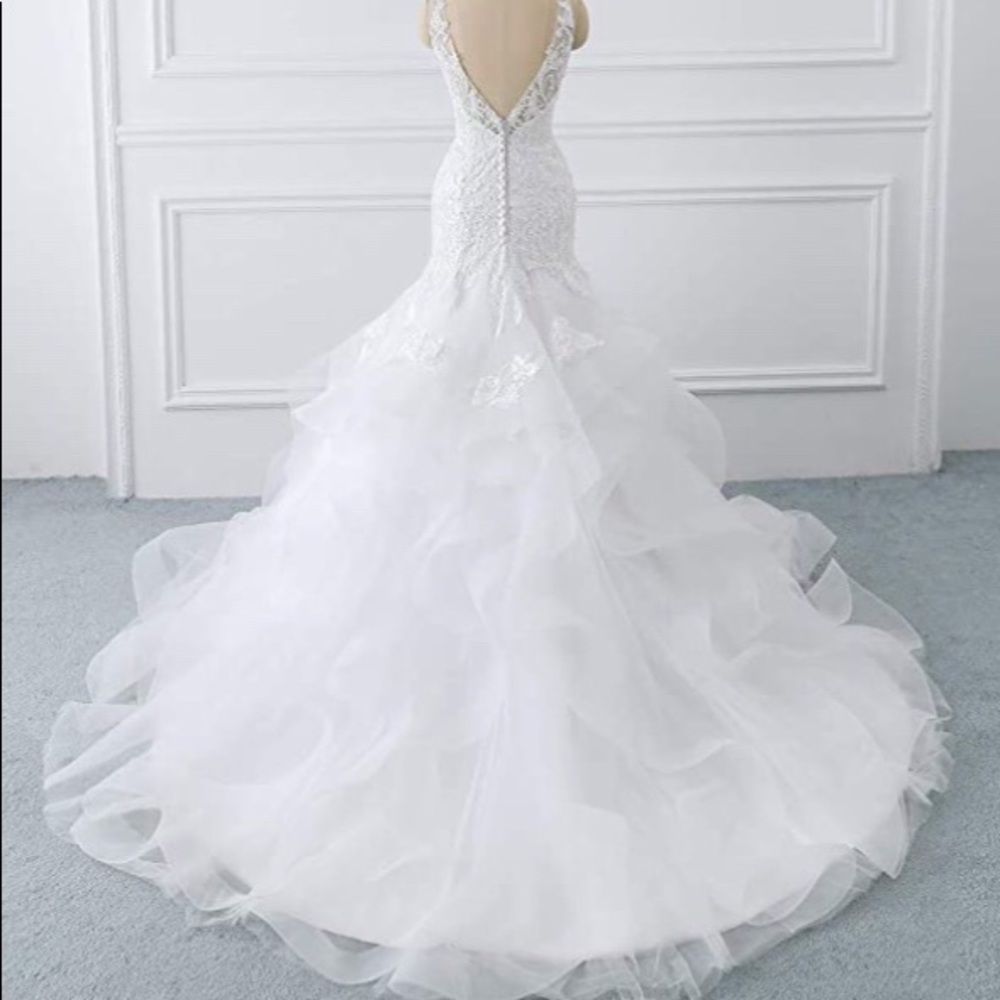 White tulle &l lace wedding dress